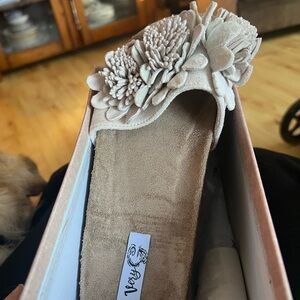 Very G Women's Tan Floral Mules